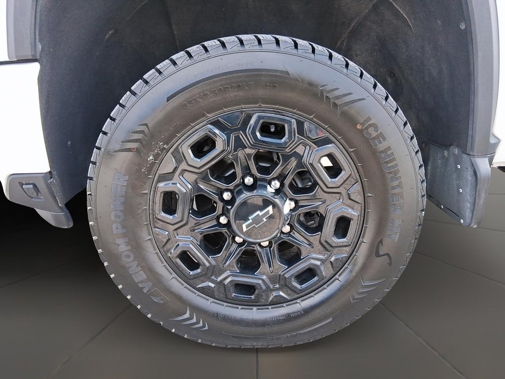 2024 Chevrolet Silverado 2500HD 4WD Crew Cab Standard Box LT in Stratford, Ontario - 8 - w1024h768px