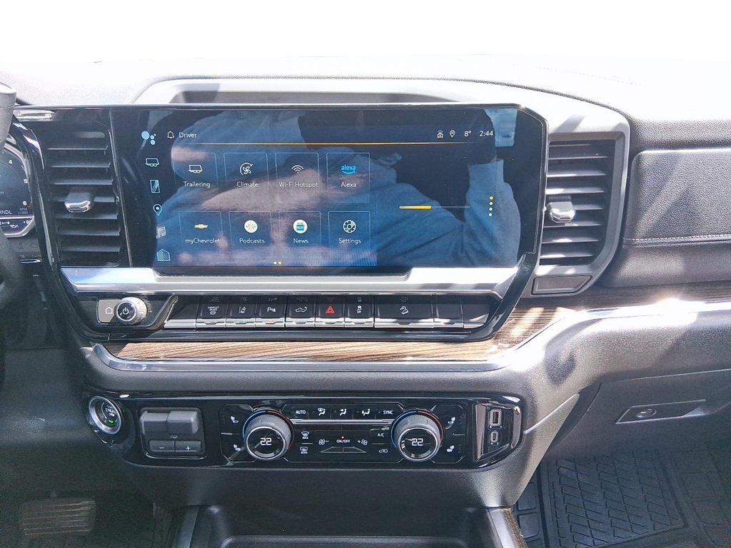 2024 Chevrolet Silverado 2500HD 4WD Crew Cab Long Box LT in Stratford, Ontario - 15 - w1024h768px