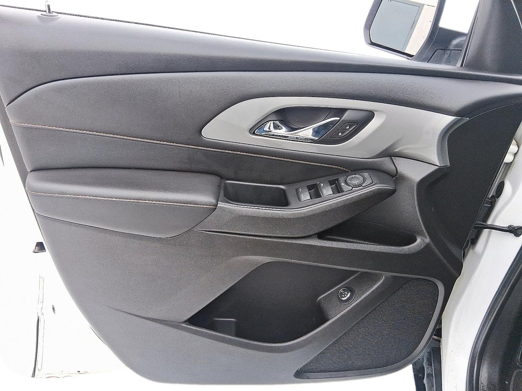 2021 Chevrolet Traverse AWD LT in Stratford, Ontario - 12 - w1024h768px