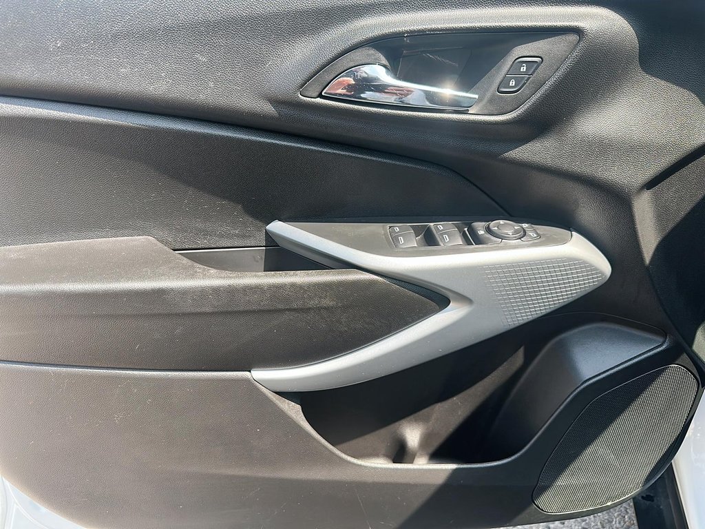 2024 Chevrolet Trax LS in Stratford, Ontario - 10 - w1024h768px
