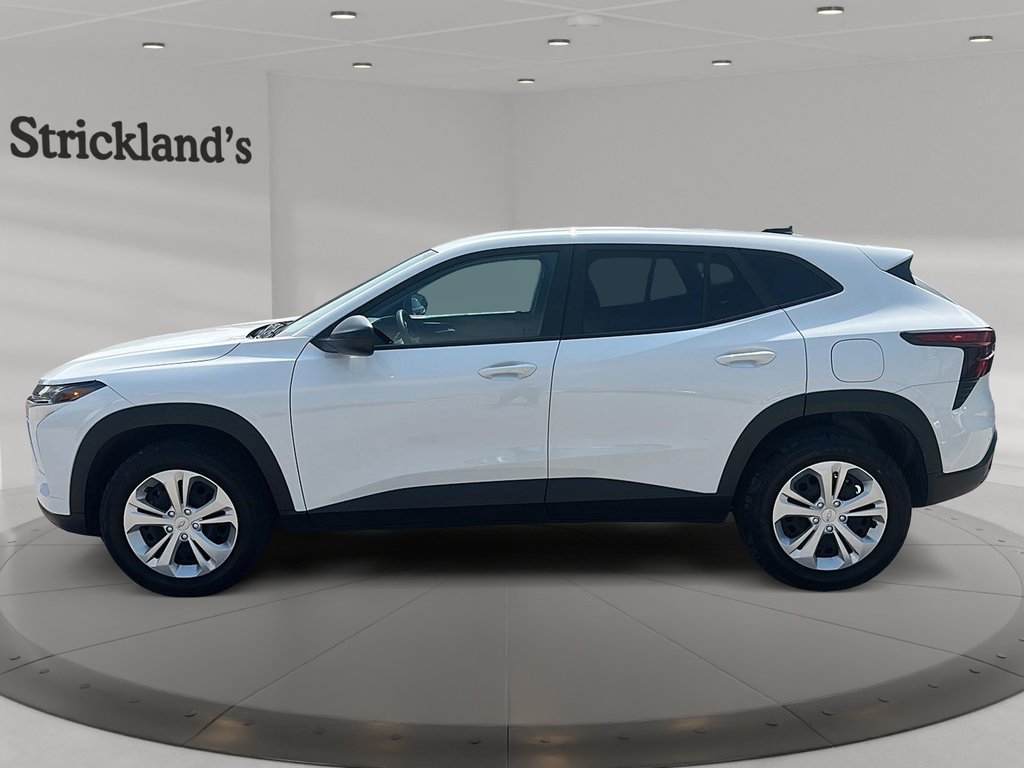 2024 Chevrolet Trax LS in Stratford, Ontario - 5 - w1024h768px