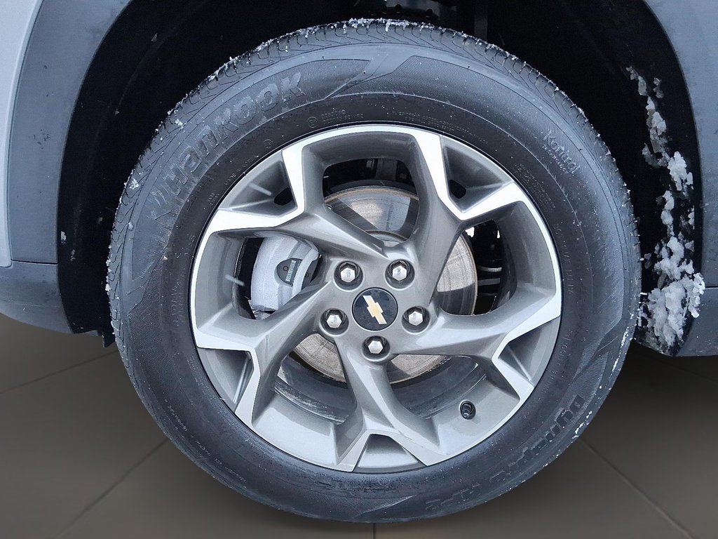 2025 Chevrolet Trax FWD 4dr LT in Stratford, Ontario - 8 - w1024h768px