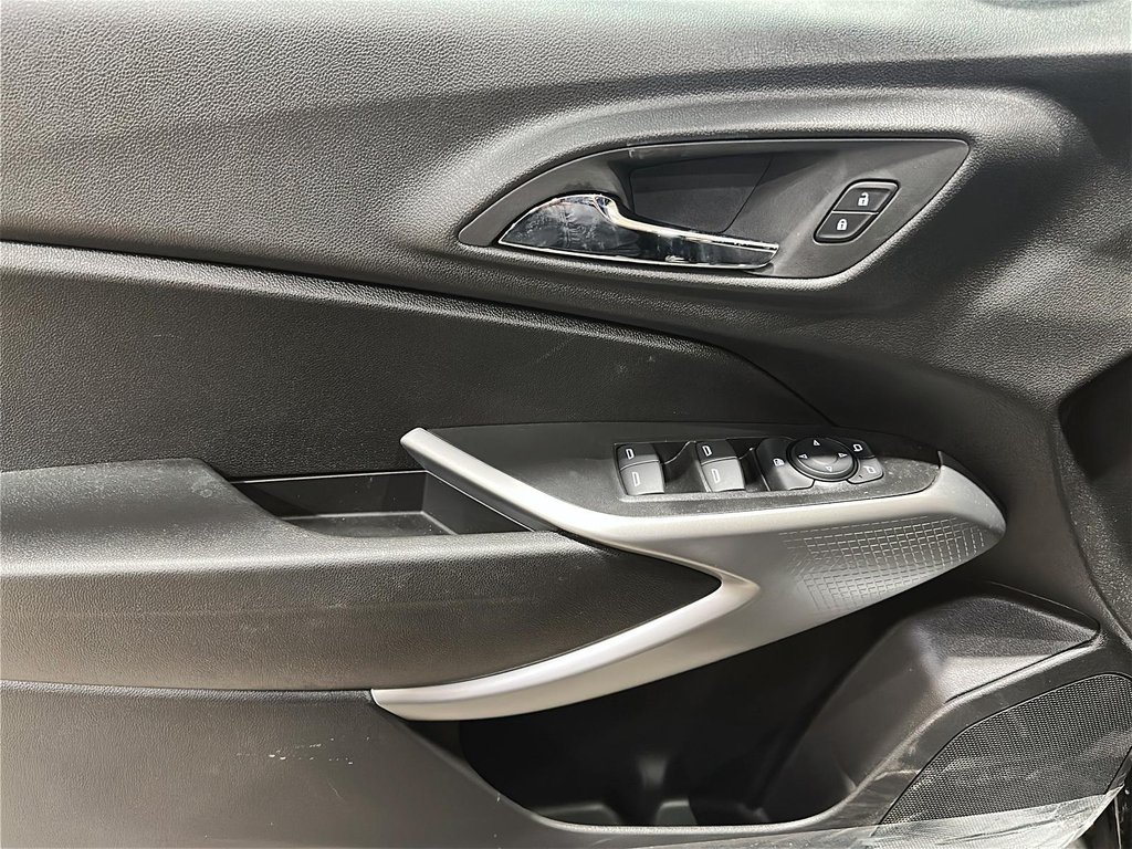 2025 Chevrolet Trax FWD 4dr 1RS in Stratford, Ontario - 9 - w1024h768px