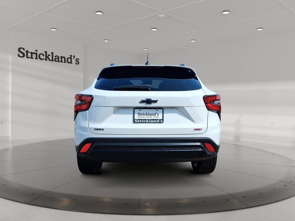 2025 Chevrolet Trax FWD 4dr 2RS in Stratford, Ontario - 3 - w1024h768px