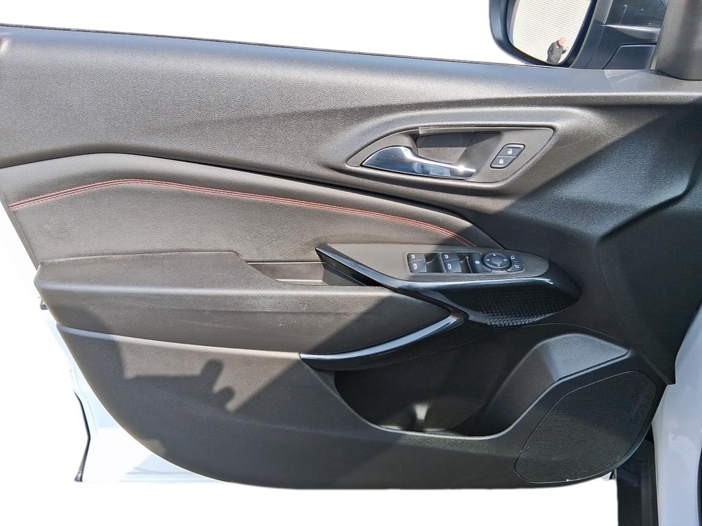 2025 Chevrolet Trax FWD 4dr 2RS in Stratford, Ontario - 12 - w1024h768px