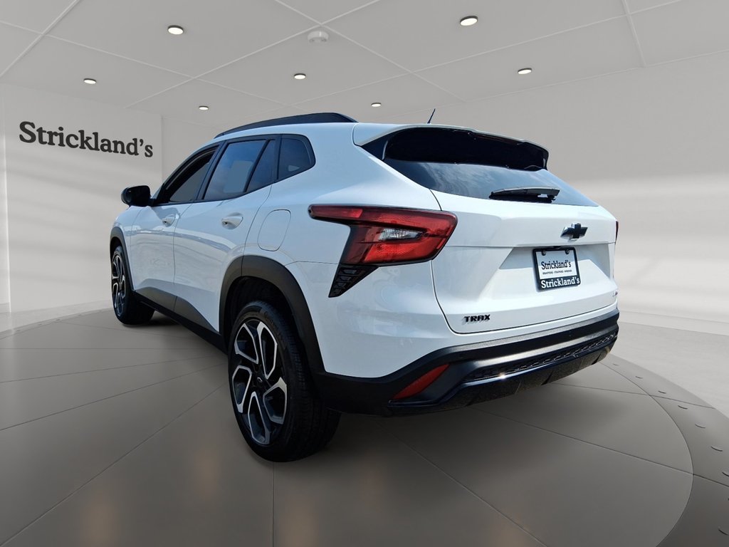 2025 Chevrolet Trax FWD 4dr 2RS in Stratford, Ontario - 4 - w1024h768px