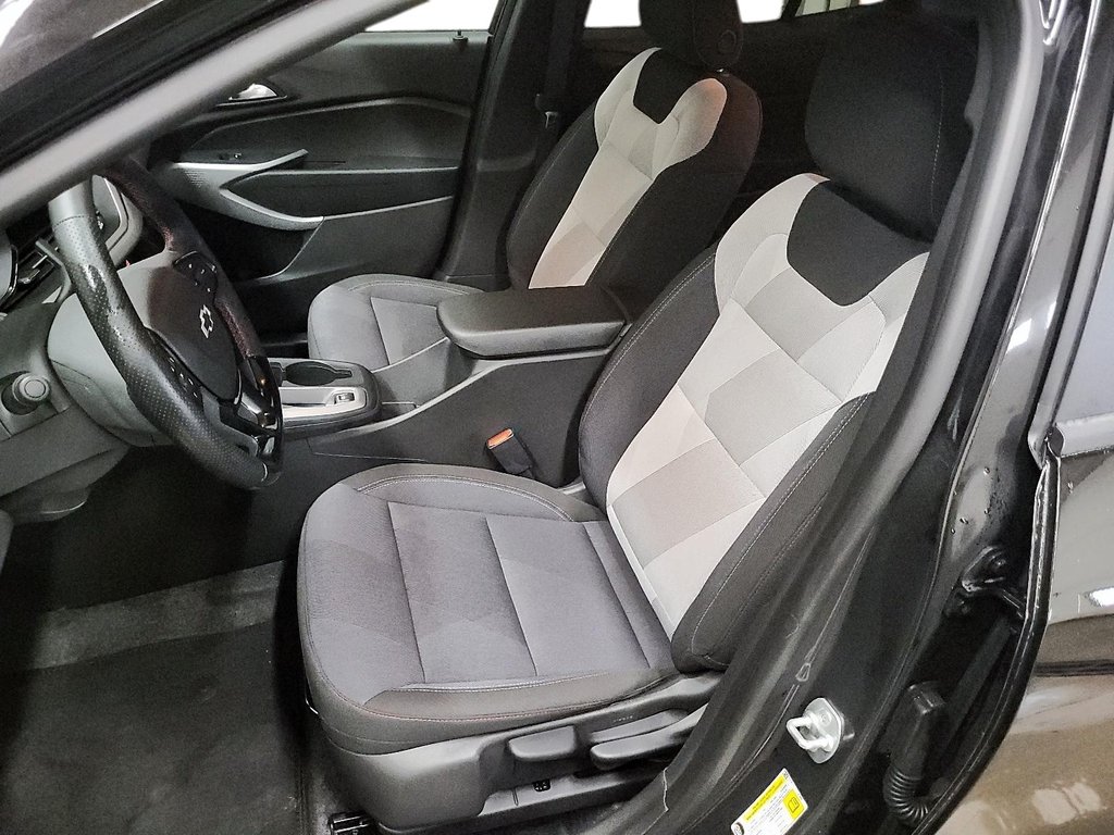 2025 Chevrolet Trax FWD 4dr 1RS in Stratford, Ontario - 8 - w1024h768px