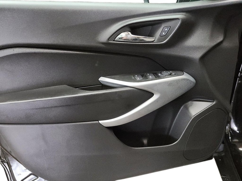 2025 Chevrolet Trax FWD 4dr 1RS in Stratford, Ontario - 10 - w1024h768px