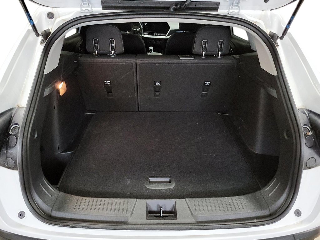 2025 Chevrolet Trax FWD 4dr LS in Stratford, Ontario - 6 - w1024h768px