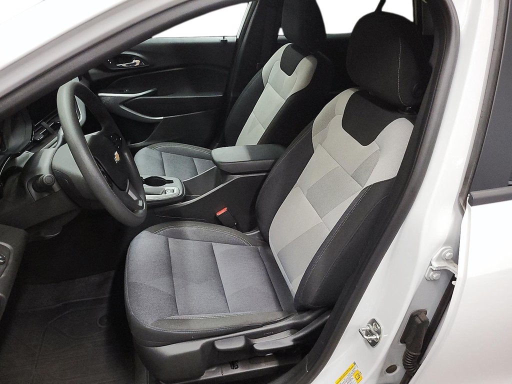 2025 Chevrolet Trax FWD 4dr LS in Stratford, Ontario - 8 - w1024h768px