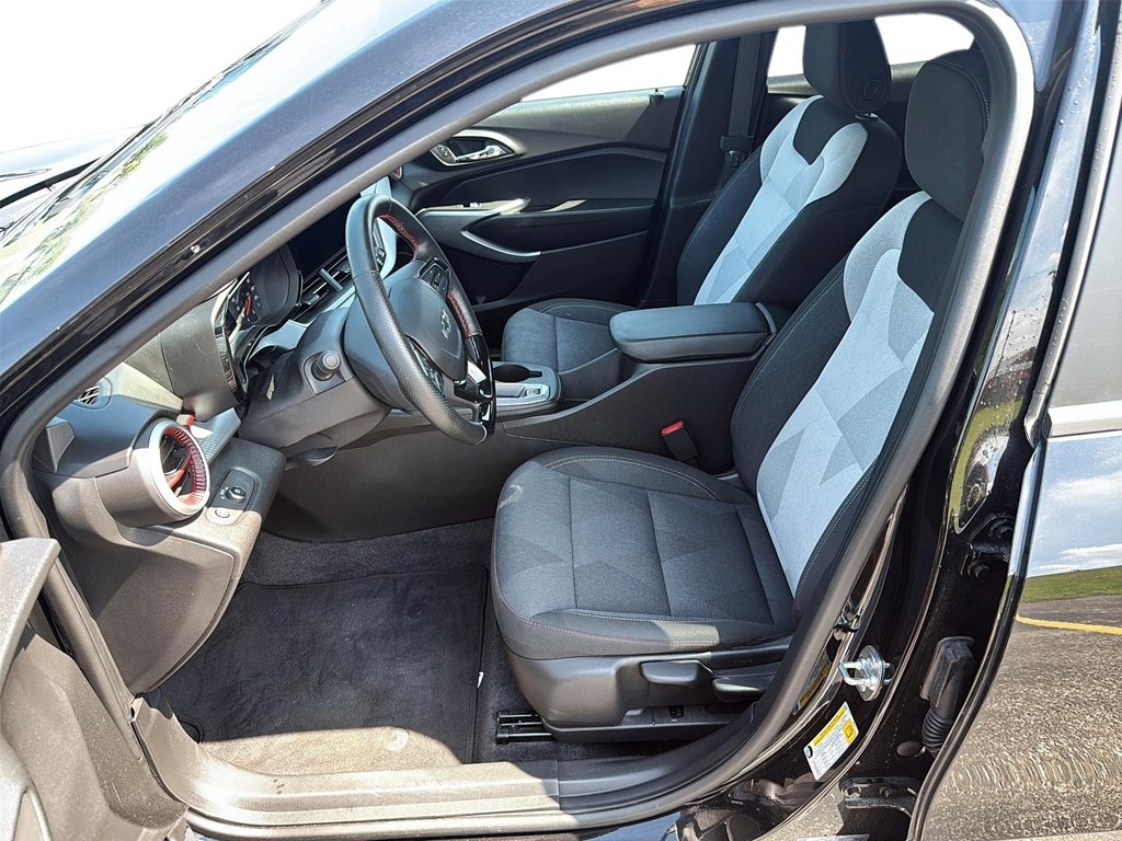2025 Chevrolet Trax FWD 4dr 1RS in Stratford, Ontario - 8 - w1024h768px