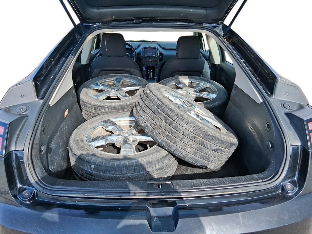 2014 Chevrolet Volt 5-Door Hatchback in Stratford, Ontario - 6 - w1024h768px