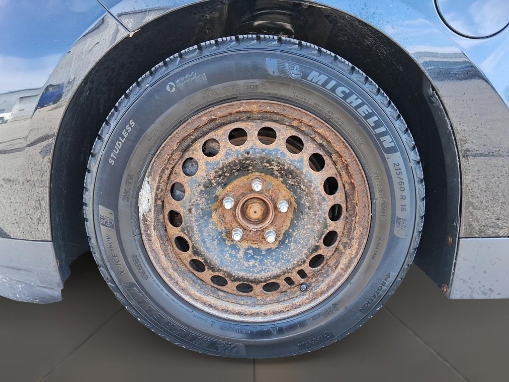 2014 Chevrolet Volt 5-Door Hatchback in Stratford, Ontario - 7 - w1024h768px