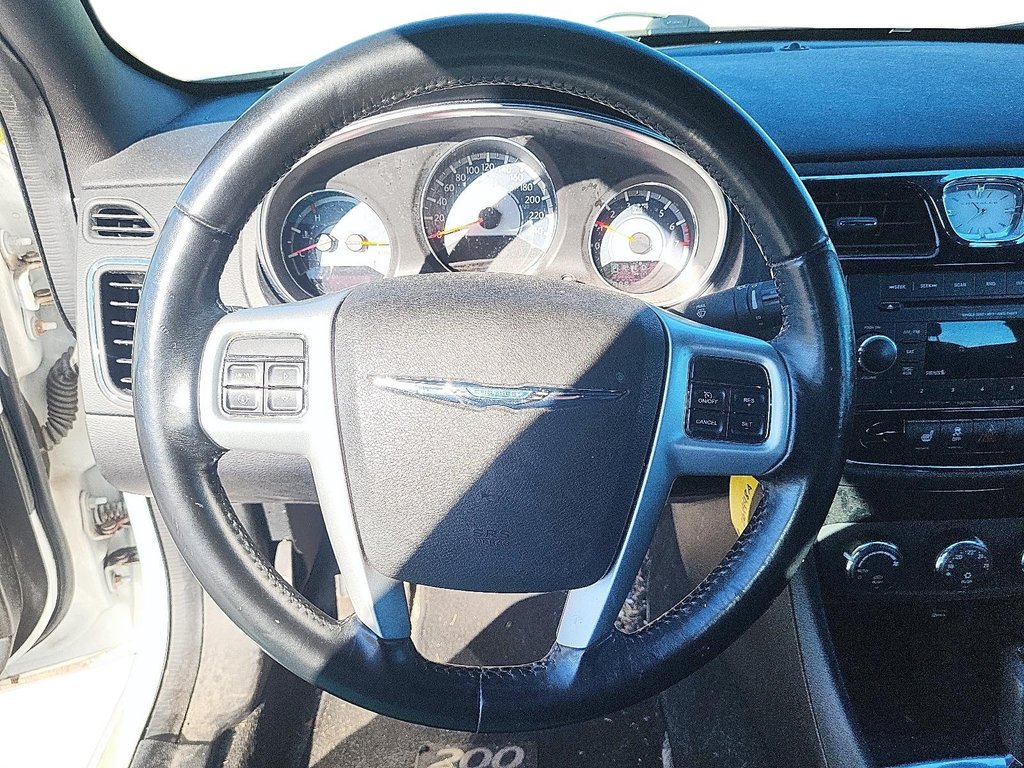 2014 Chrysler 200 Touring in Stratford, Ontario - 11 - w1024h768px