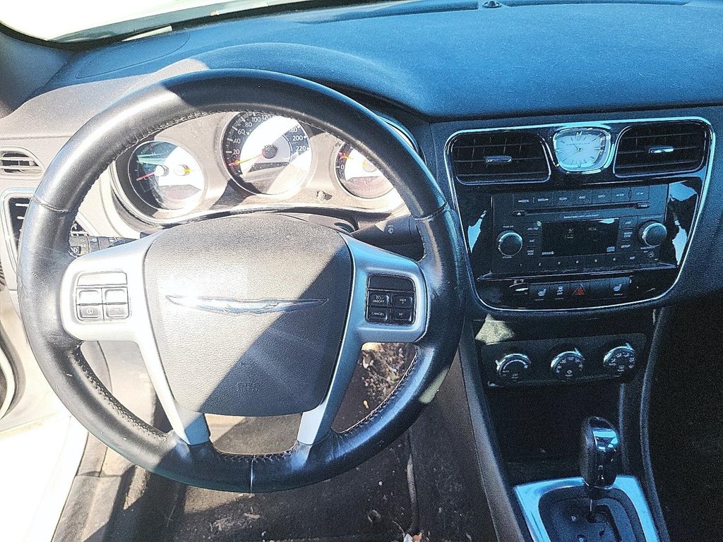 2014 Chrysler 200 Touring in Stratford, Ontario - 12 - w1024h768px
