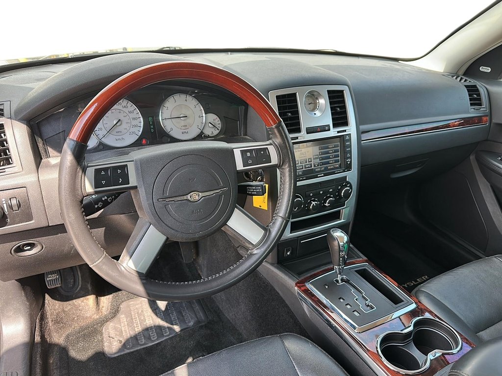 2010 Chrysler 300 Limited Sedan AWD in Stratford, Ontario - 8 - w1024h768px