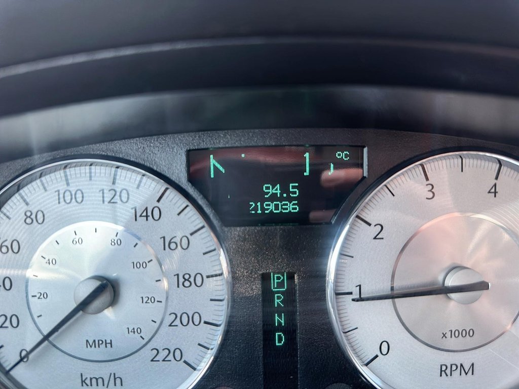 2010 Chrysler 300 Limited Sedan AWD in Stratford, Ontario - 12 - w1024h768px