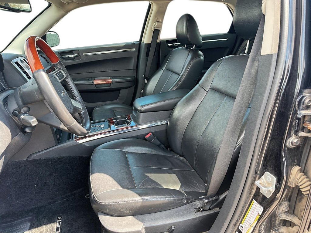 2010 Chrysler 300 Limited Sedan AWD in Stratford, Ontario - 7 - w1024h768px