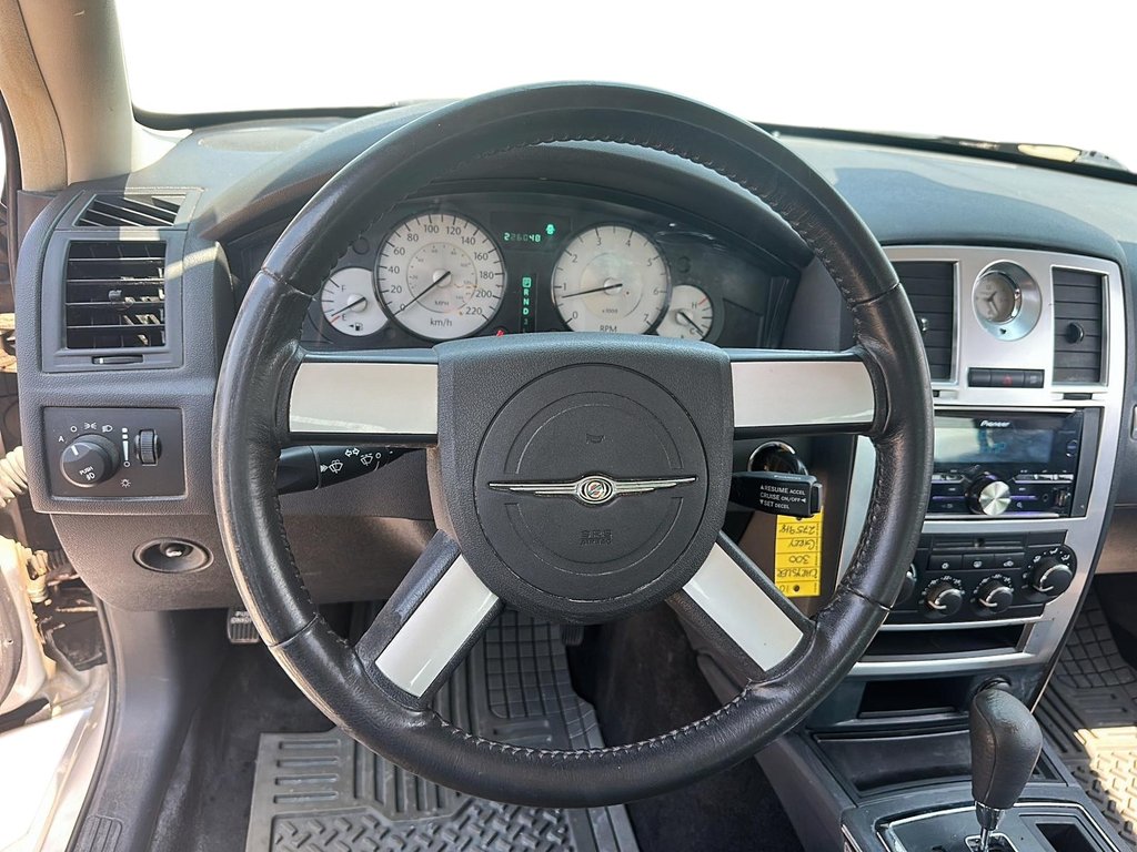 2010 Chrysler 300 C 4D Sedan in Stratford, Ontario - 10 - w1024h768px