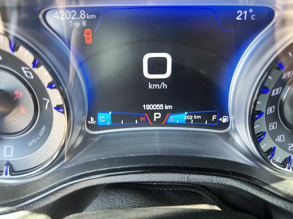 2018 Chrysler 300 S in Stratford, Ontario - 12 - w1024h768px