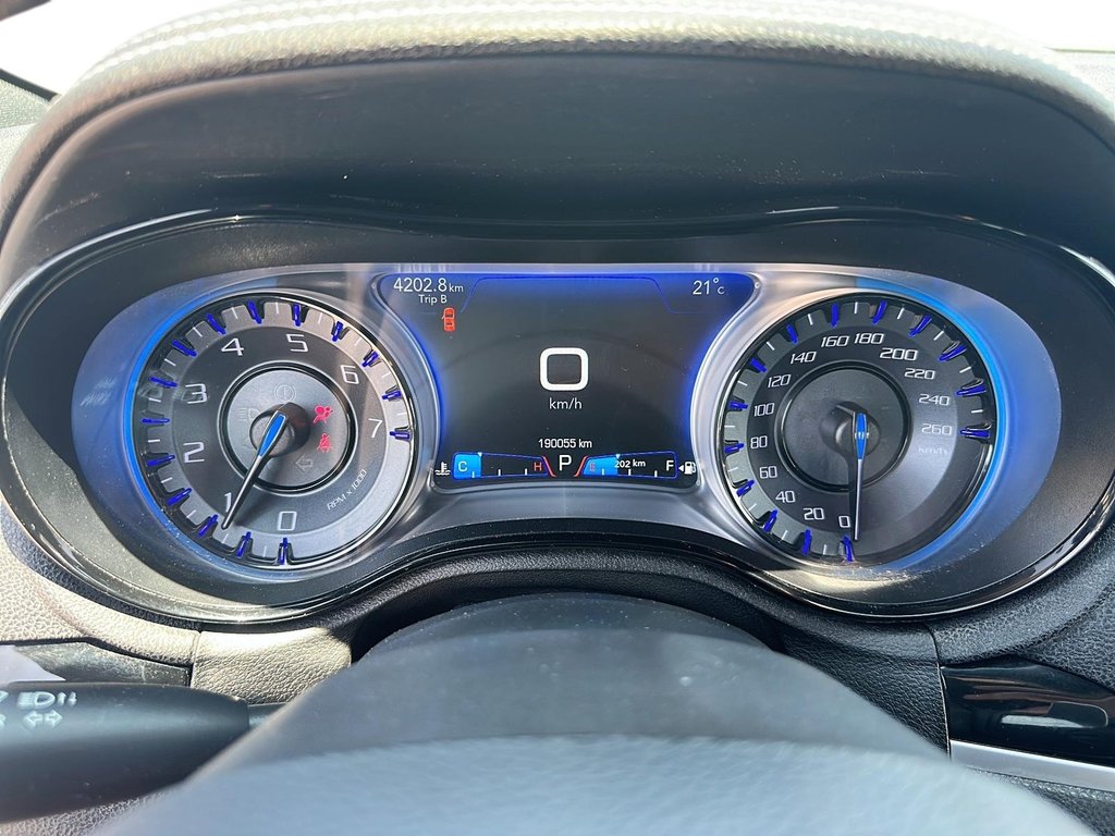 2018 Chrysler 300 S in Stratford, Ontario - 13 - w1024h768px