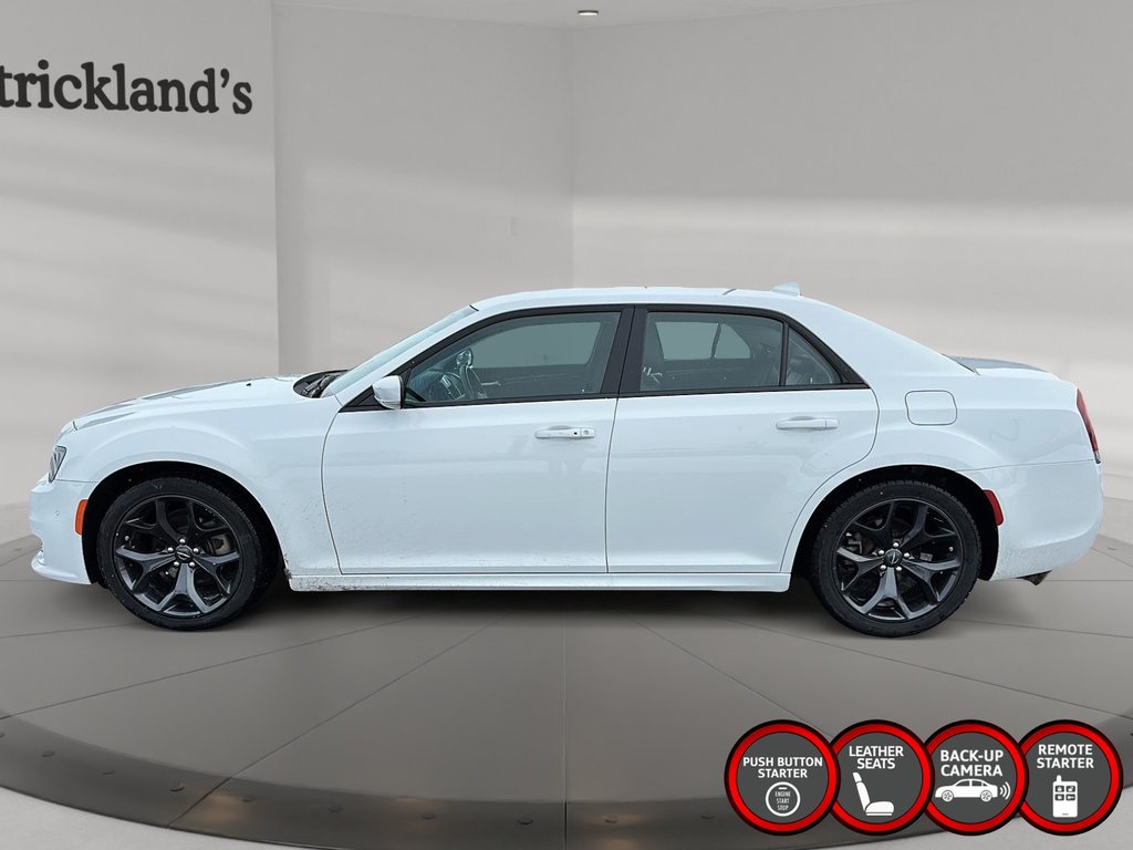 2022 Chrysler 300 Touring L in Stratford, Ontario - 5 - w1024h768px