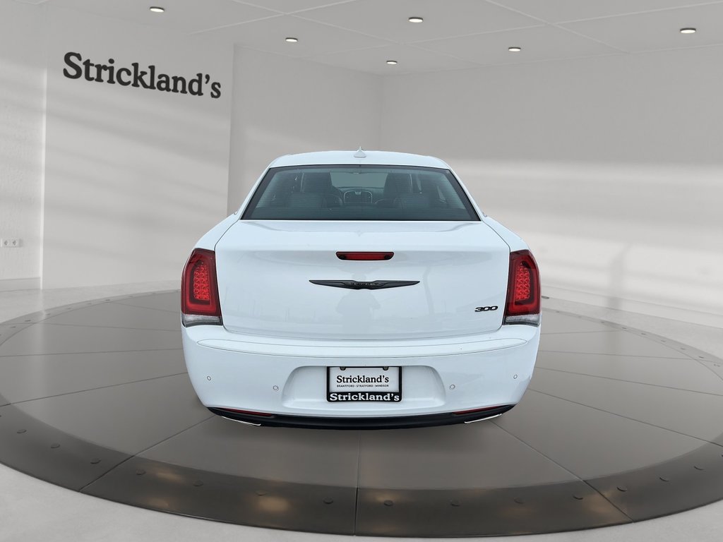 2022 Chrysler 300 Touring L in Stratford, Ontario - 3 - w1024h768px