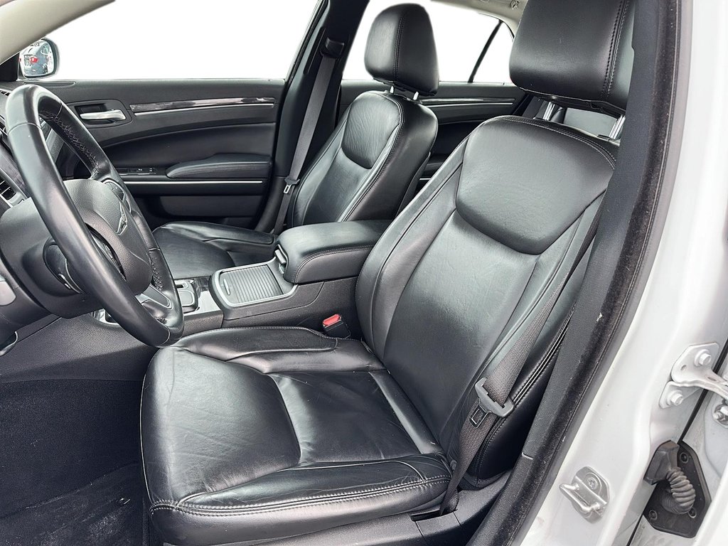 2022 Chrysler 300 Touring L in Stratford, Ontario - 8 - w1024h768px