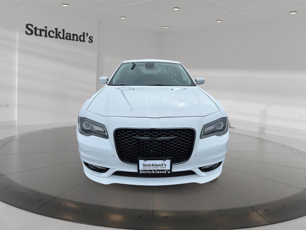 2022 Chrysler 300 Touring L in Stratford, Ontario - 2 - w1024h768px