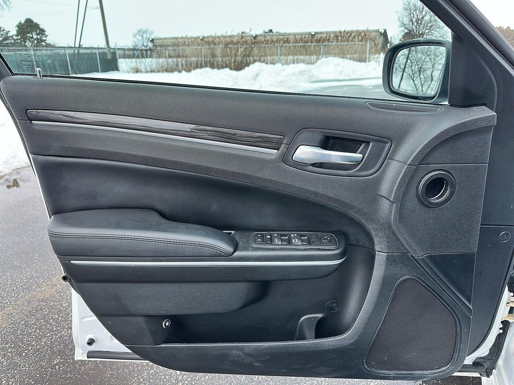 2022 Chrysler 300 Touring L in Stratford, Ontario - 10 - w1024h768px