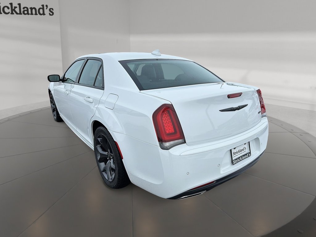2022 Chrysler 300 Touring L in Stratford, Ontario - 4 - w1024h768px