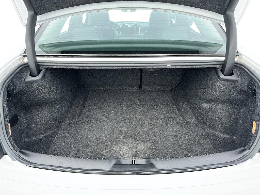 2022 Chrysler 300 Touring L in Stratford, Ontario - 6 - w1024h768px