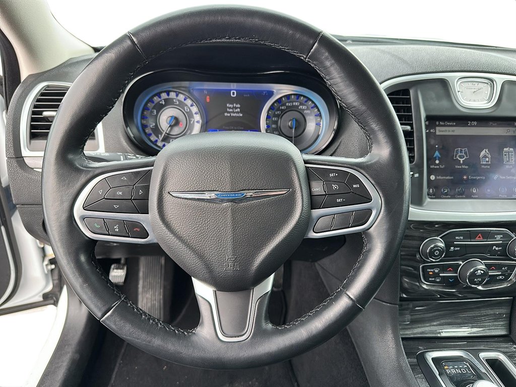 2022 Chrysler 300 Touring L in Stratford, Ontario - 11 - w1024h768px