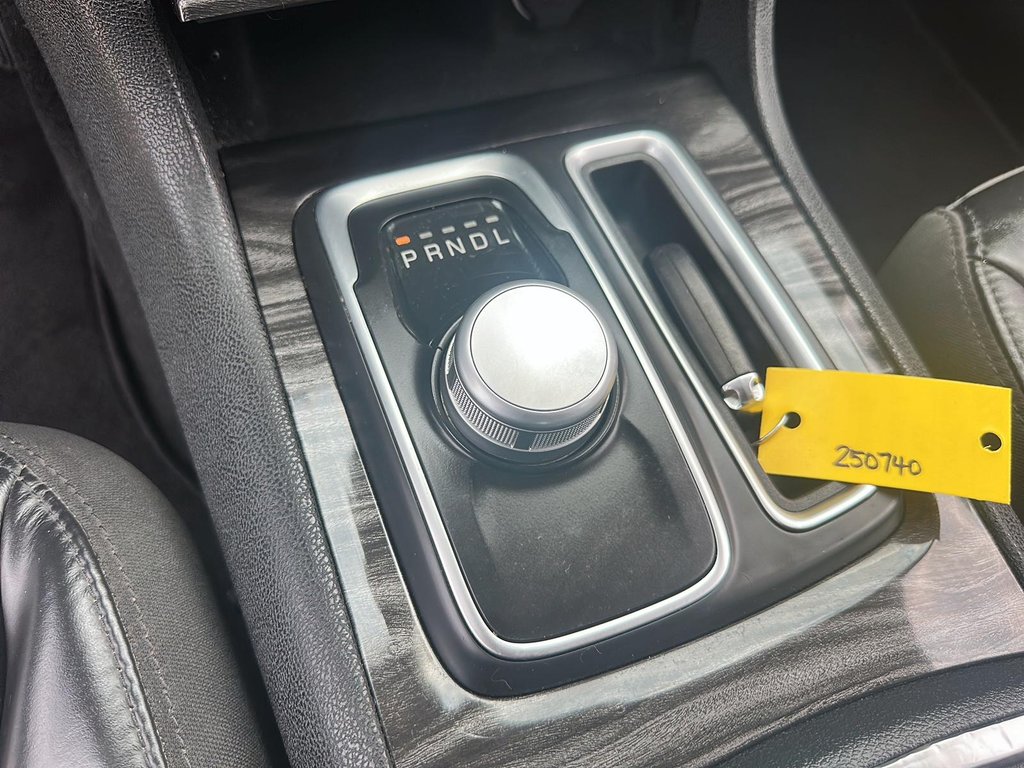 2022 Chrysler 300 Touring L AWD in Stratford, Ontario - 14 - w1024h768px