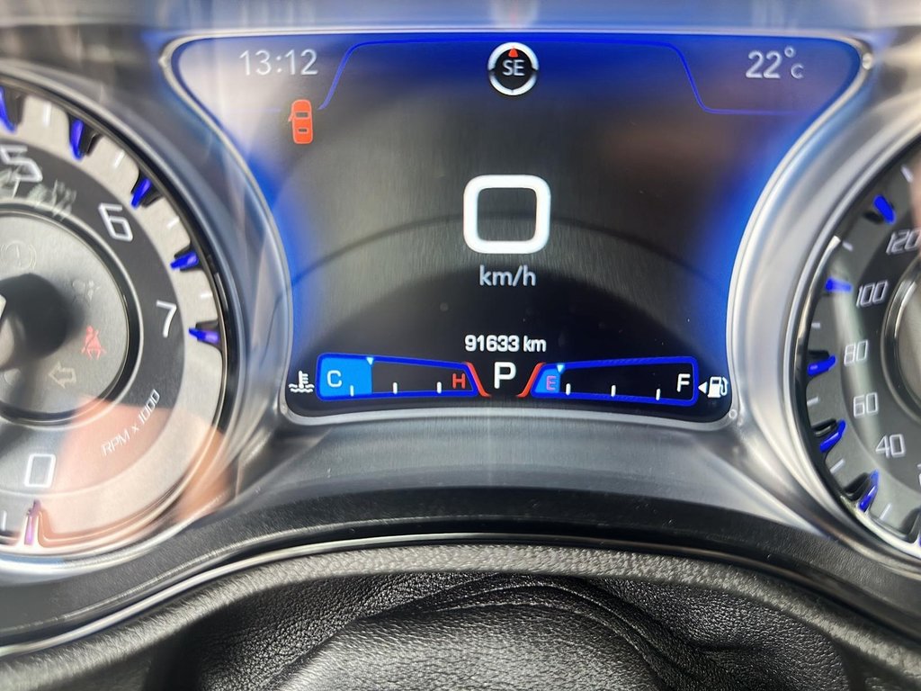 2022 Chrysler 300 Touring L AWD in Stratford, Ontario - 12 - w1024h768px