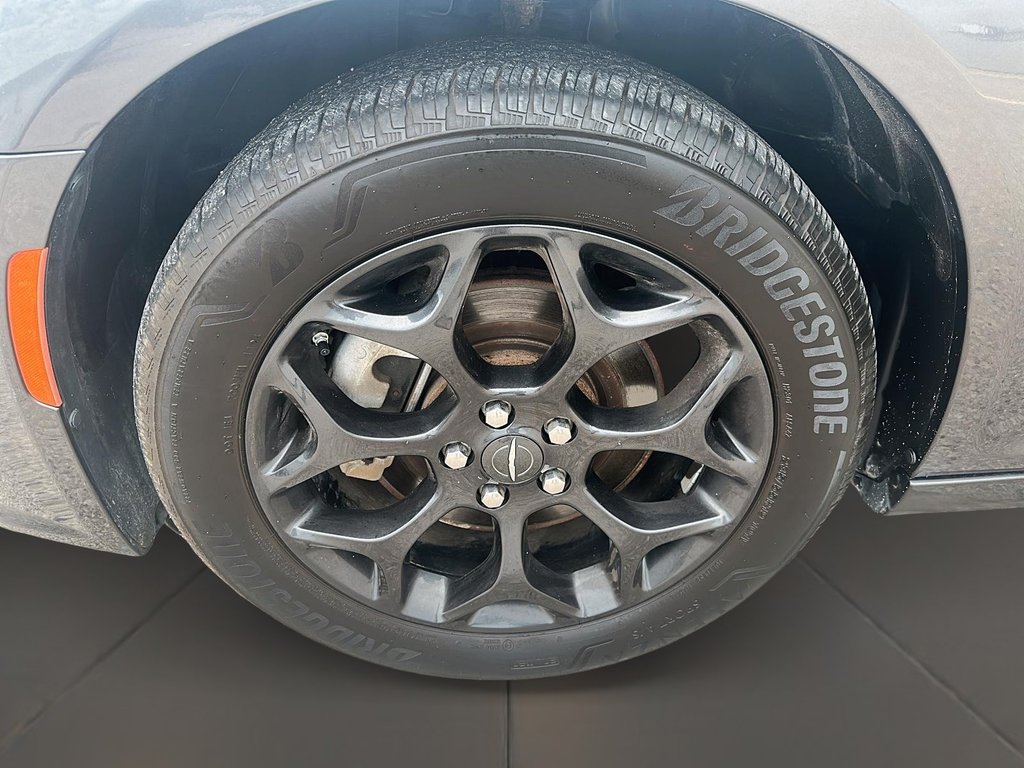 2022 Chrysler 300 Touring L AWD in Stratford, Ontario - 7 - w1024h768px