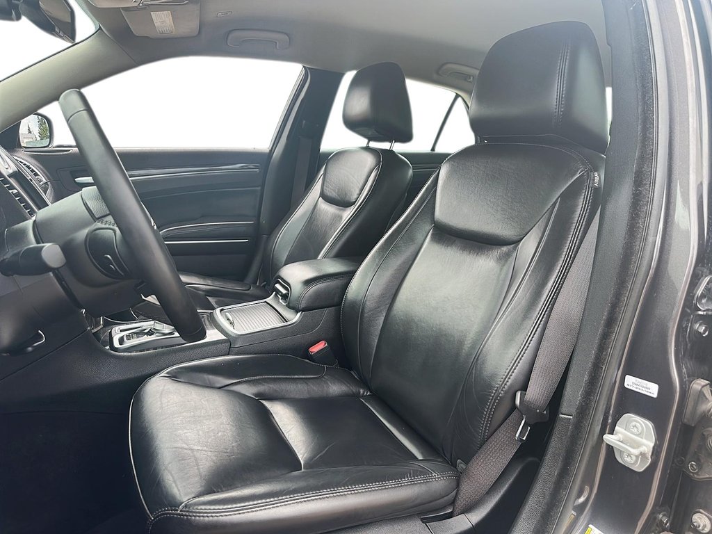 2022 Chrysler 300 Touring L AWD in Stratford, Ontario - 8 - w1024h768px