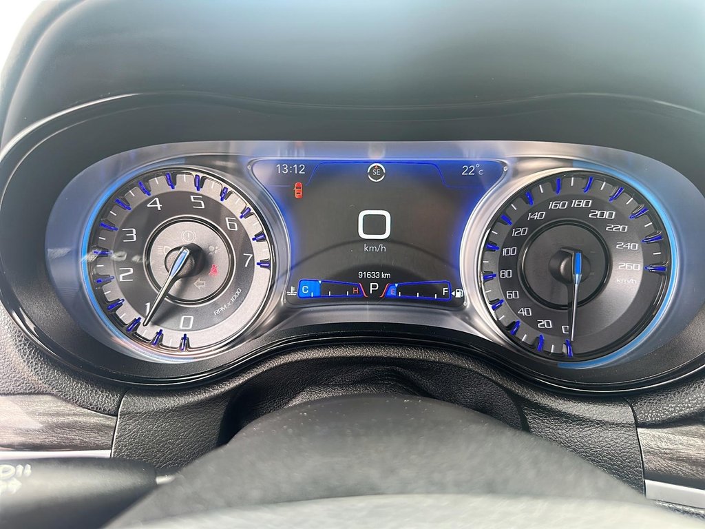 2022 Chrysler 300 Touring L AWD in Stratford, Ontario - 13 - w1024h768px
