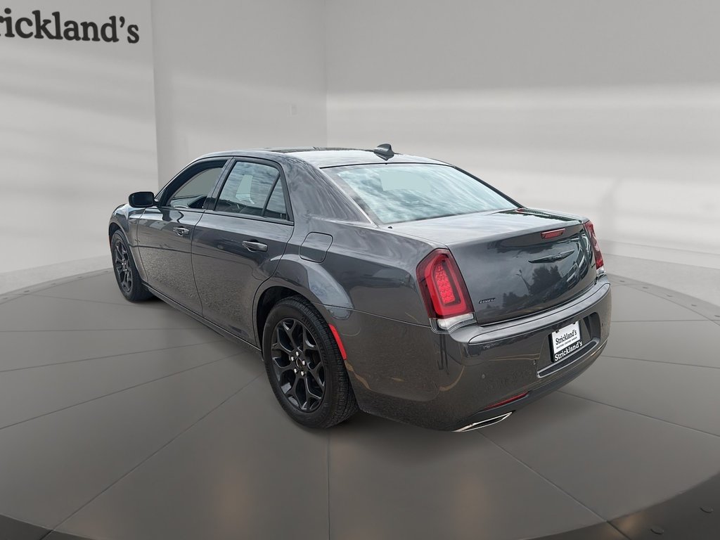 2022 Chrysler 300 Touring L AWD in Stratford, Ontario - 4 - w1024h768px