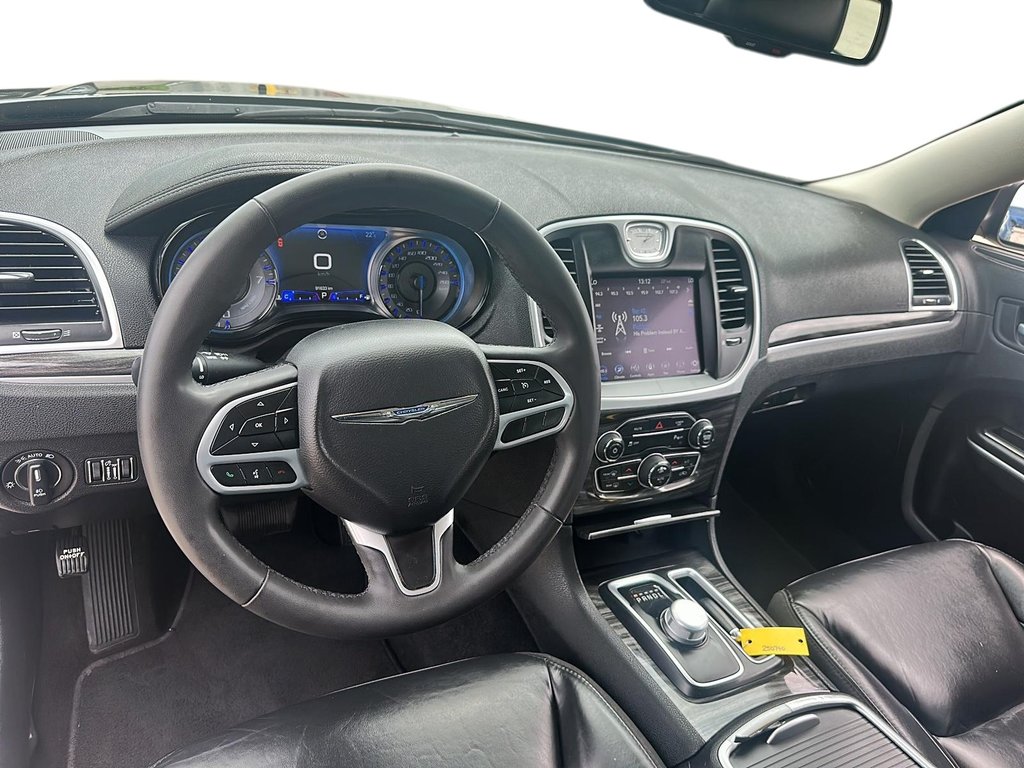 2022 Chrysler 300 Touring L AWD in Stratford, Ontario - 9 - w1024h768px