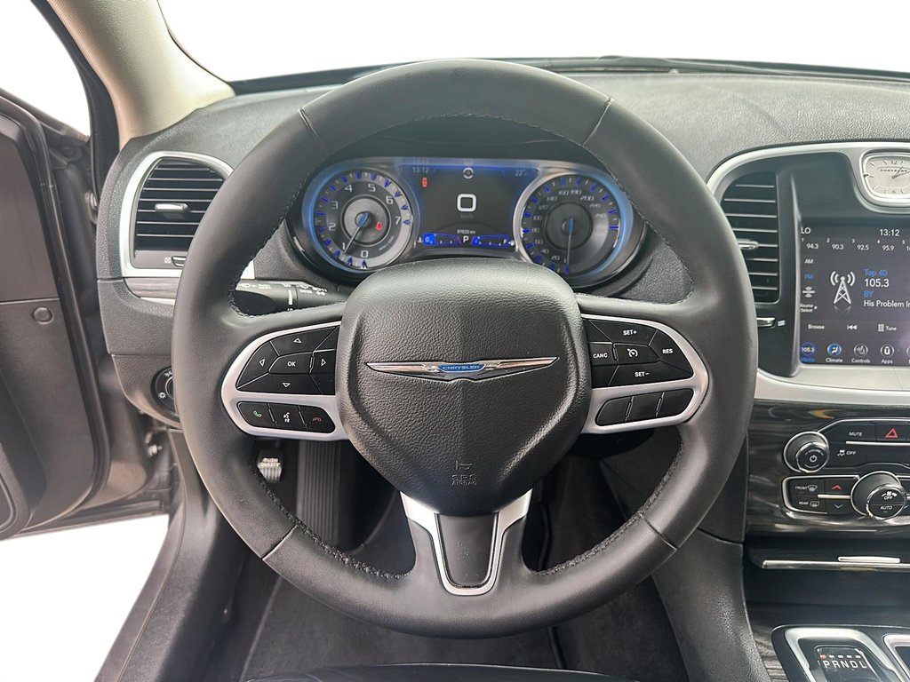 2022 Chrysler 300 Touring L AWD in Stratford, Ontario - 11 - w1024h768px