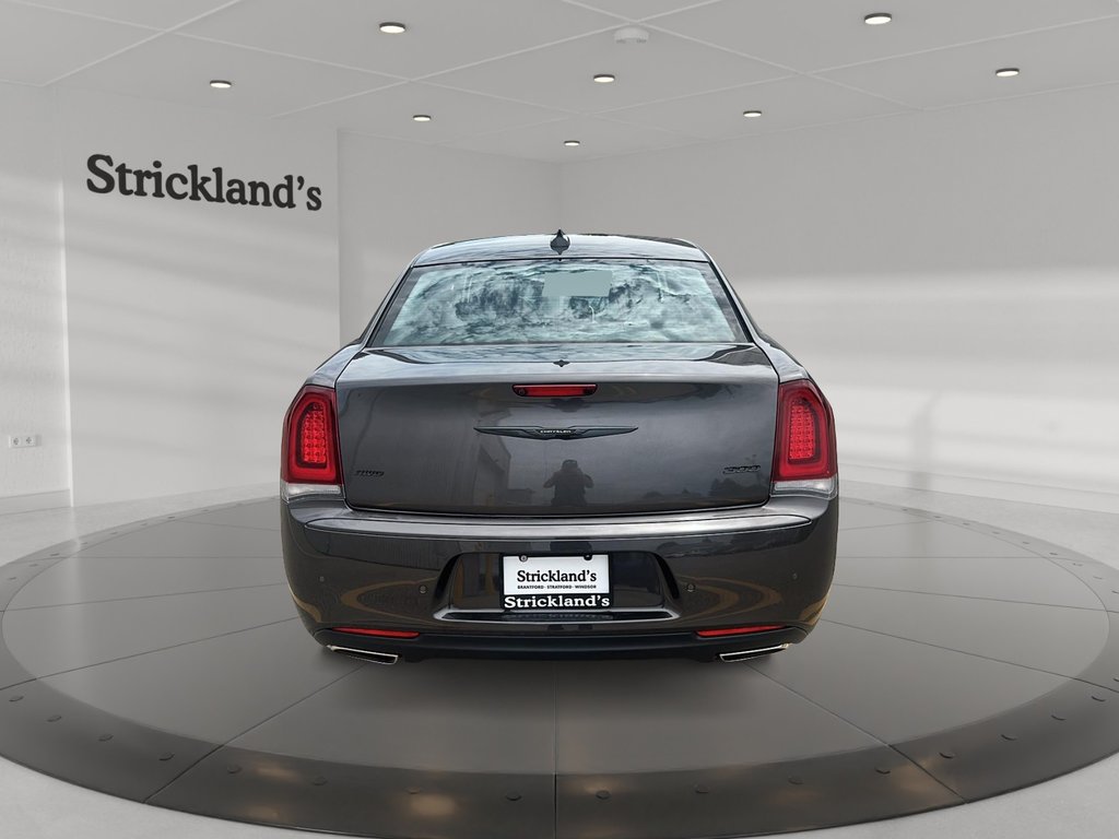 2022 Chrysler 300 Touring L AWD in Stratford, Ontario - 3 - w1024h768px