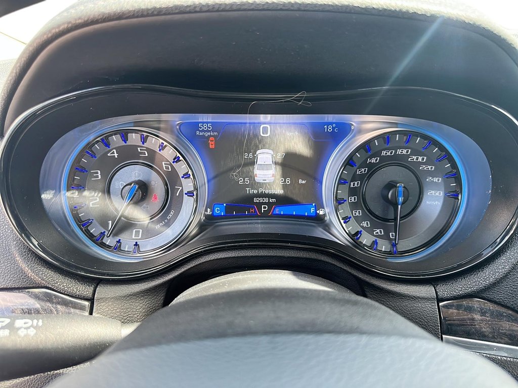 2023 Chrysler 300 Touring L AWD in Stratford, Ontario - 14 - w1024h768px