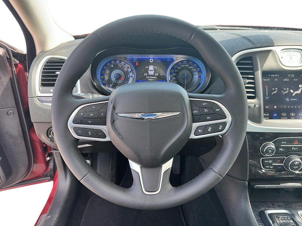 2023 Chrysler 300 Touring L AWD in Stratford, Ontario - 12 - w1024h768px