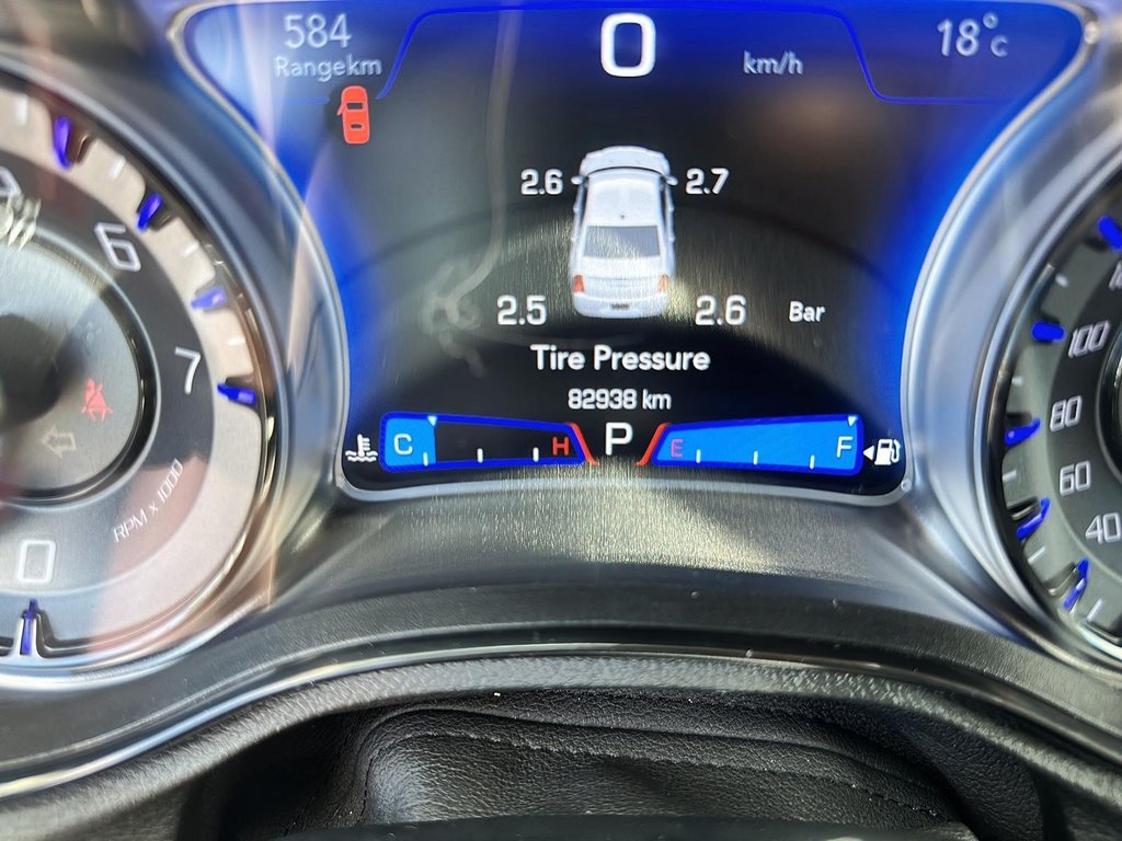 2023 Chrysler 300 Touring L AWD in Stratford, Ontario - 13 - w1024h768px