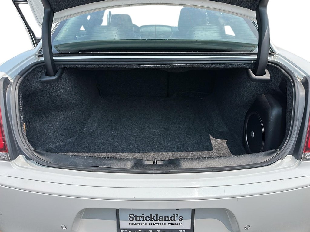 2023 Chrysler 300 Touring L AWD in Stratford, Ontario - 6 - w1024h768px