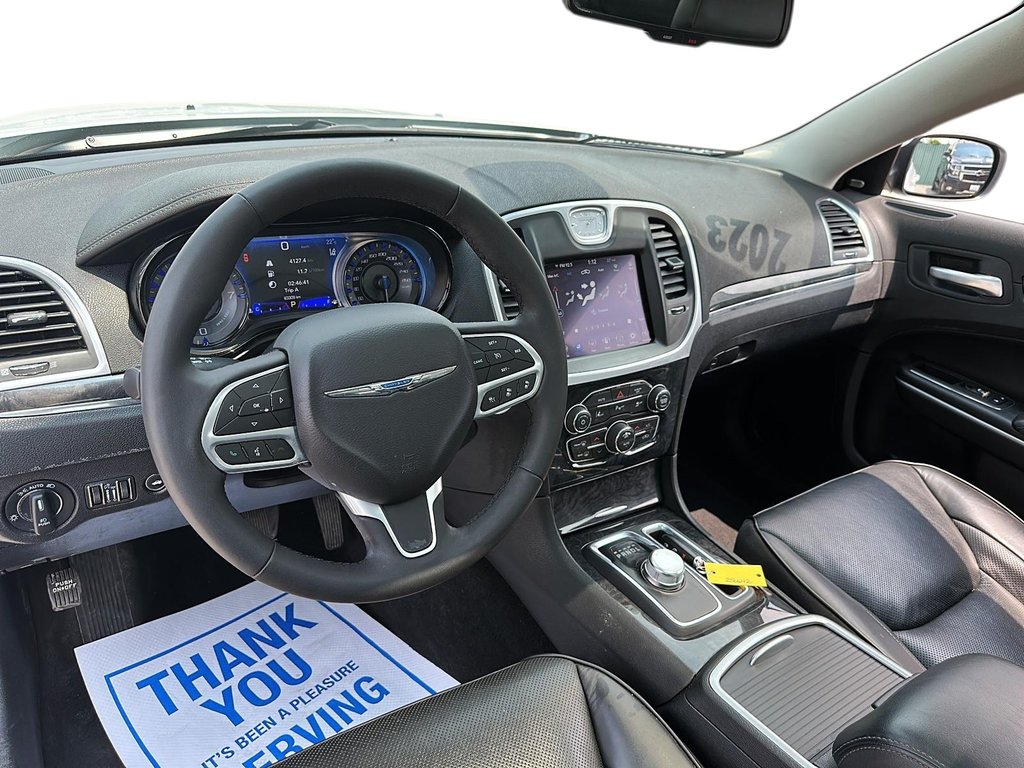 2023 Chrysler 300 Touring L AWD in Stratford, Ontario - 9 - w1024h768px