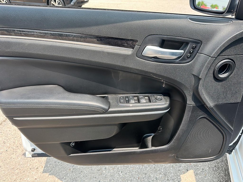 2023 Chrysler 300 Touring L AWD in Stratford, Ontario - 10 - w1024h768px