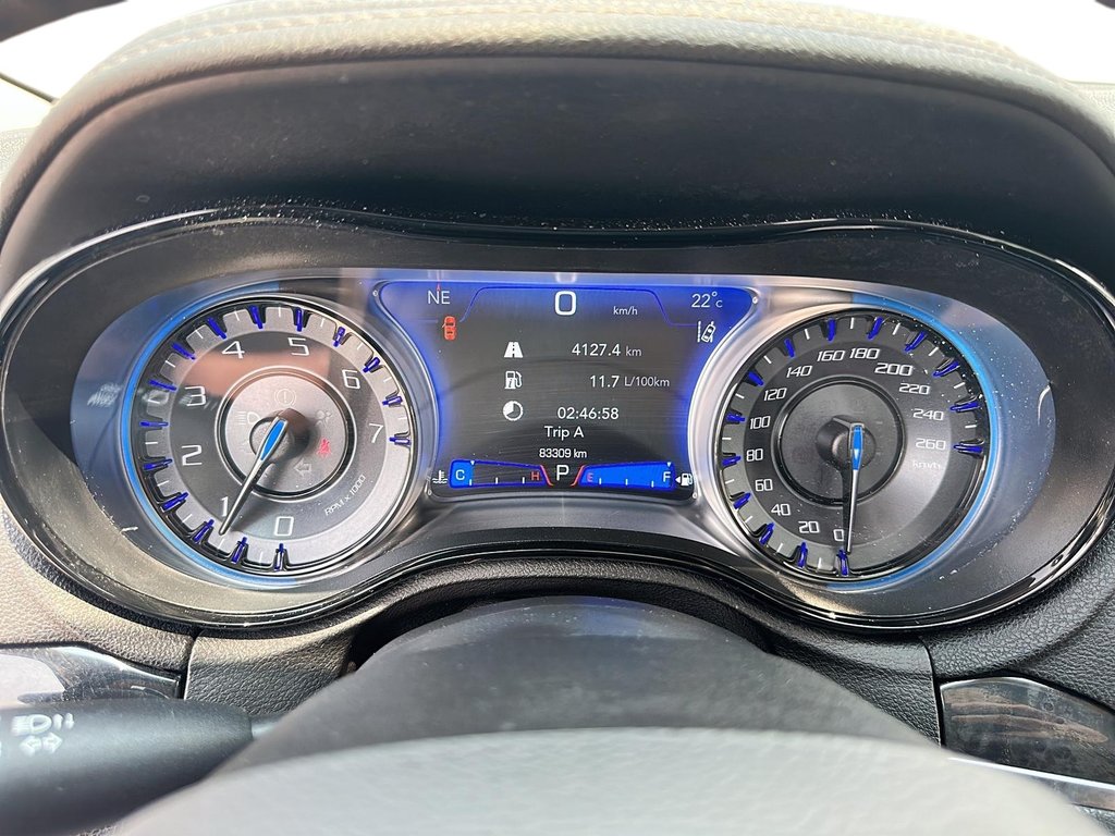 2023 Chrysler 300 Touring L AWD in Stratford, Ontario - 13 - w1024h768px