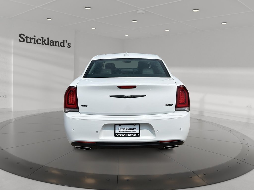 2023 Chrysler 300 Touring L AWD in Stratford, Ontario - 3 - w1024h768px
